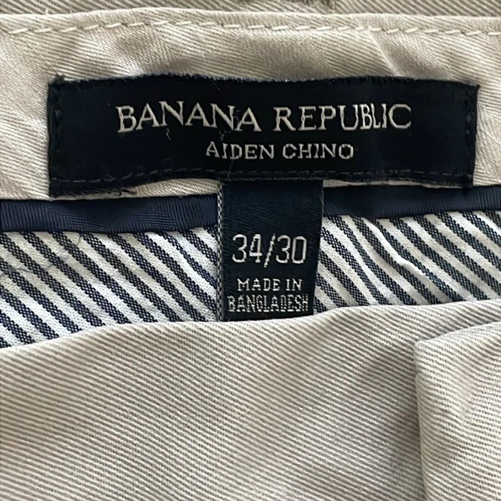 Banana Republic Aiden Chino men’s Size 34 cotton flat‎ front khaki pants.